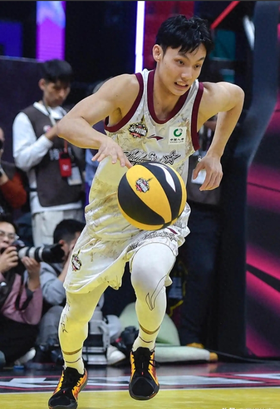 lol比赛回放-包含赛前全明星赛传出新动向，广东宏远造点机会，管理层表态——赛场秩序良好，资深球员宣示担当的词条